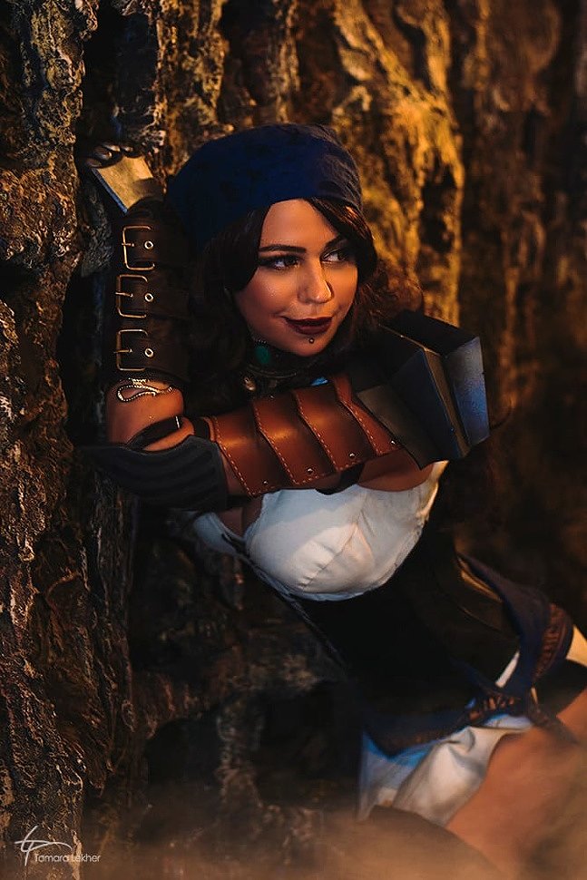 Russian Cosplay: Isabela (Dragon Age 2)