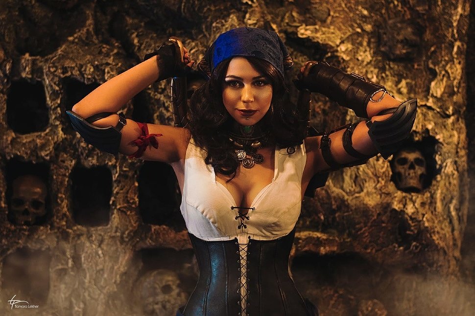 Russian Cosplay: Isabela (Dragon Age 2)