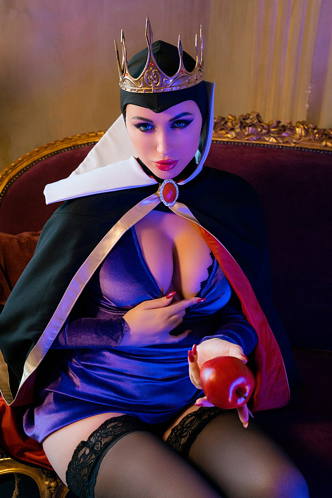 [Cosplay] The Evil Queen Grimhilde (Snow White and the Seven Dwarfs) by Lera Himera #Inspired
