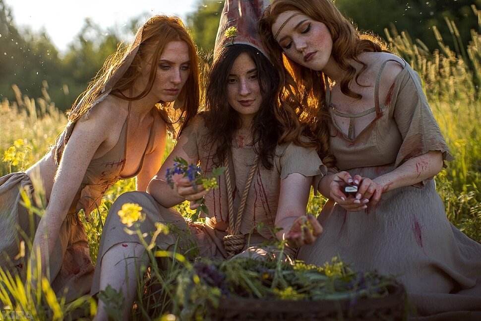 [Cosplay] Brewess, Whispess and Weavess (The Witcher 3: Wild Hunt)