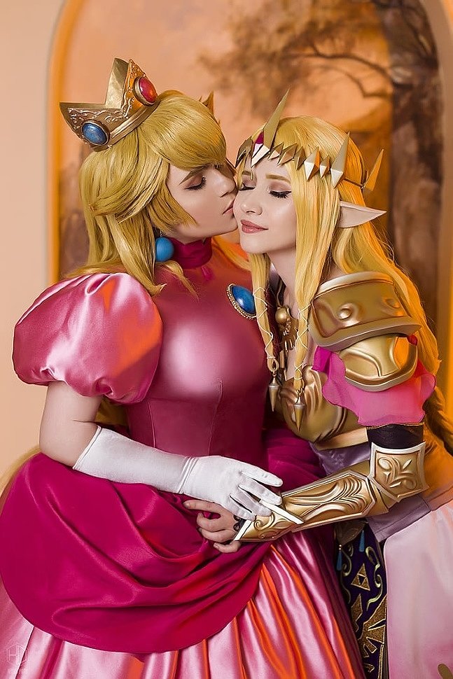 Russian Cosplay: Princess Peach & Princess Zelda (Nintendo)