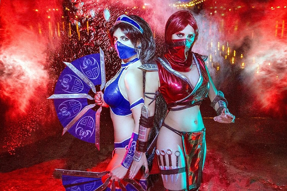 Russian Cosplay: Kitana & Skarlet (Mortal Kombat IX)