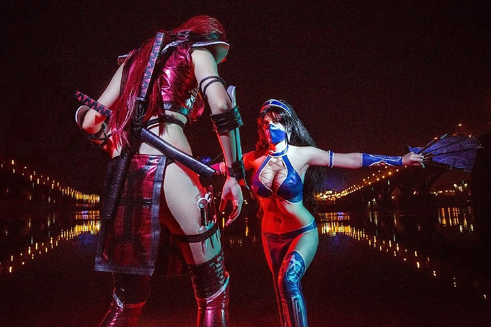 Russian Cosplay: Kitana & Skarlet (Mortal Kombat IX)