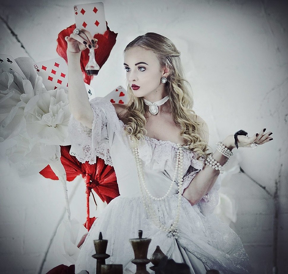 Russian Cosplay: White Queen (Alice in Wonderland) by katssby