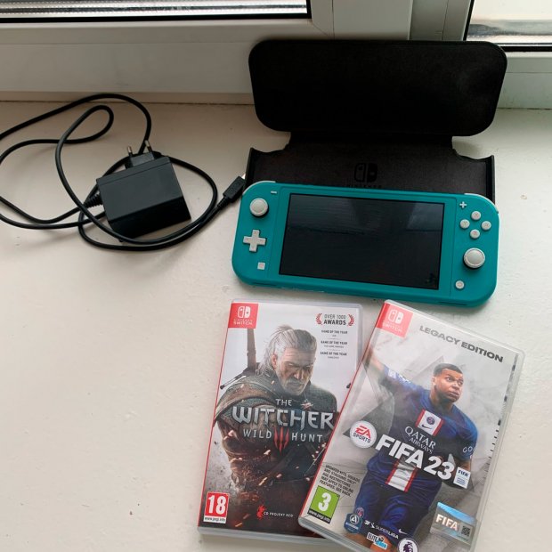 Nintendo Switch Lite + case + 2 games