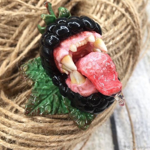Toothy Blackberry Brooch