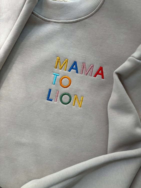 Mama to lion T-shirt