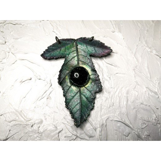 Gradient Ginnala Leaf With Eye Pendant Necklace