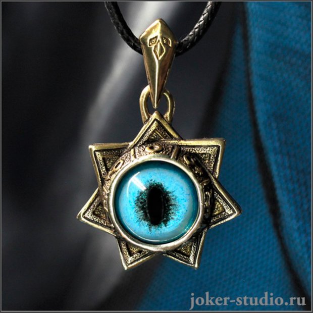 Magicians' Star with the eye of a Siamese cat Pendant
