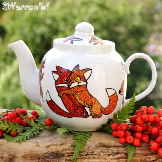 Hugging Foxes Teapot