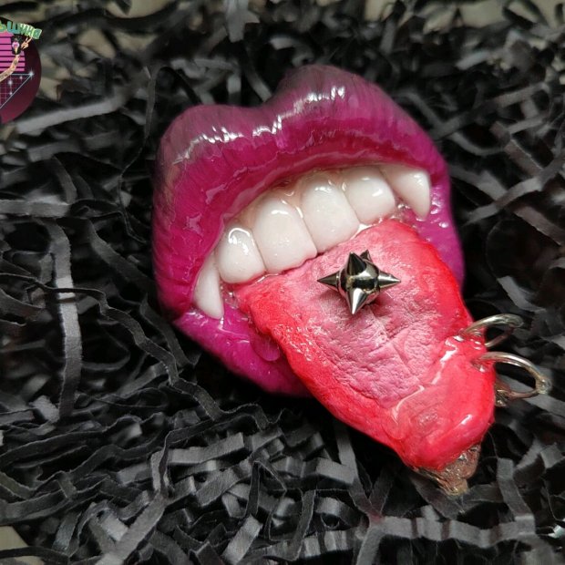 Lips Brooch