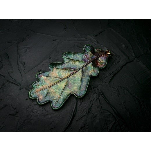 Gradient Oak Leaf Pendant Necklace