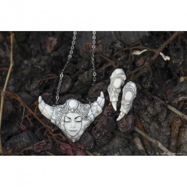 Queen Of The Twilight Jewelry Set
