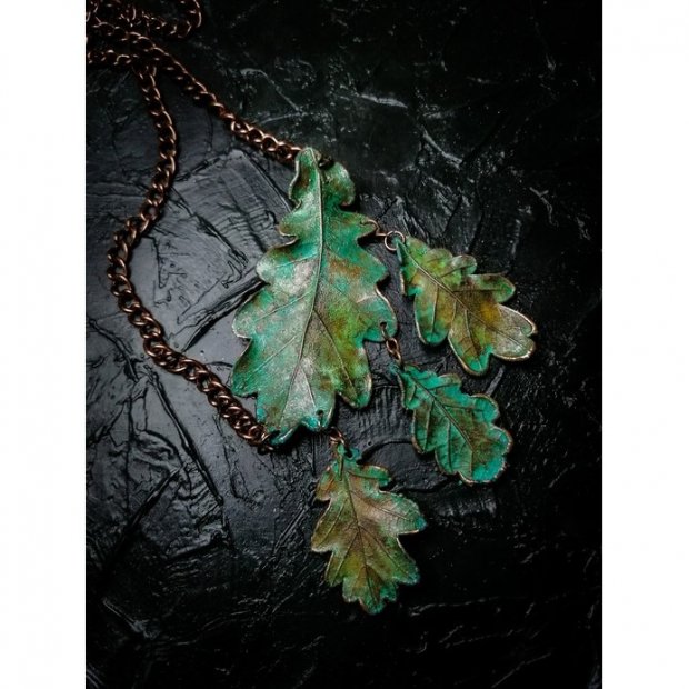 Four Oak Leaves Pendant Necklace